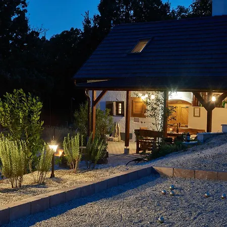Kisleshegy Doergicse Vendeghaz Sauna & Jakuzzi Villa