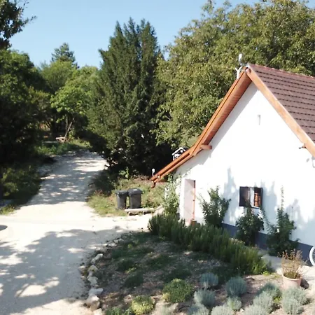 Kisleshegy Doergicse Vendeghaz Sauna & Jakuzzi Villa *